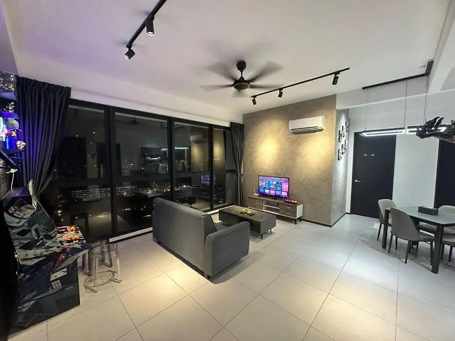 3 Room/3 Queen Bed, Urban Suite Arcade Room #2Carpark Jelutong Διαμέρισμα
